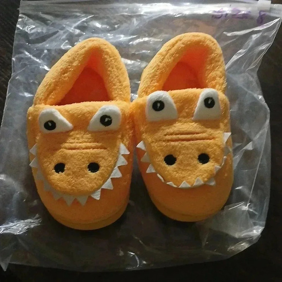Toddler size 8 croc slippers..really comfortable..hypoallergenic.. - Picture 1 of 4